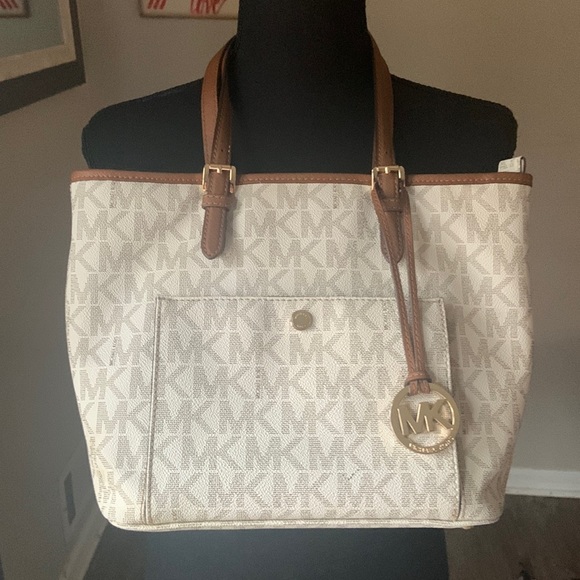 Michael Kors Handbags - Authentic Michael Kors jet setter preloved❤️